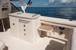 Grady-White Freedom 275 27-foot dual console boat wet bar cockpit step
