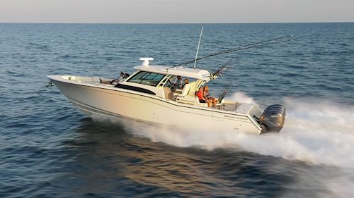 <em>Canyon 456</em> on the water