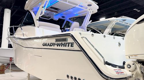 <em>Express 340</em> Walkthrough with Power & Motoryacht